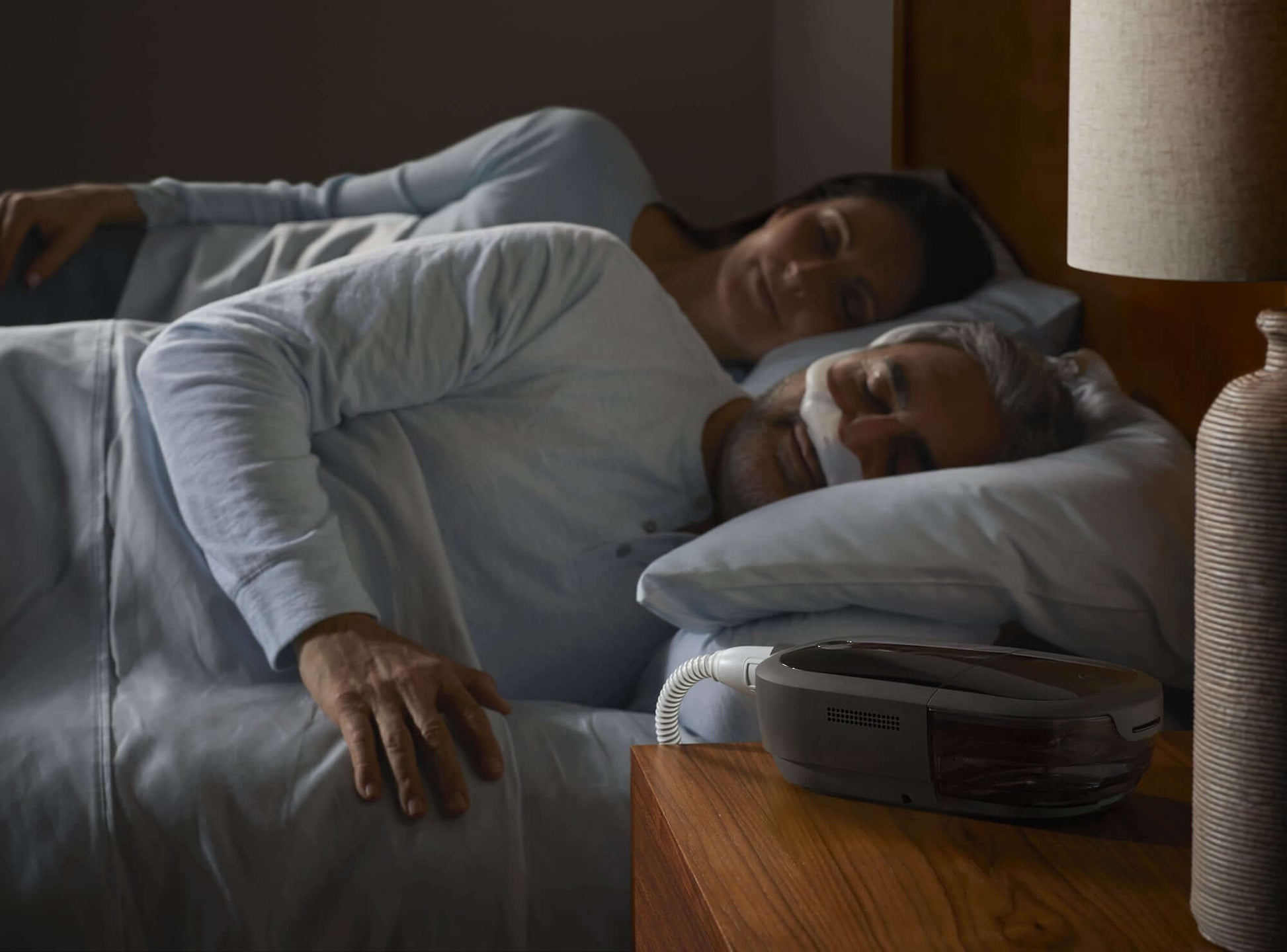 Homme dormant paisiblement tout en utilisant sa machine dreamstation 2