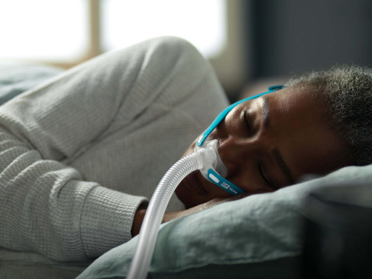 Un homme dort avec le Nova Micro