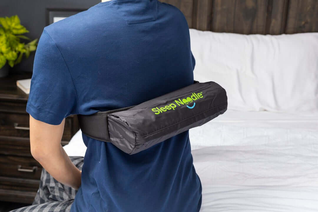 Un homme avec la ceinture positionnelle Sleep Noodle