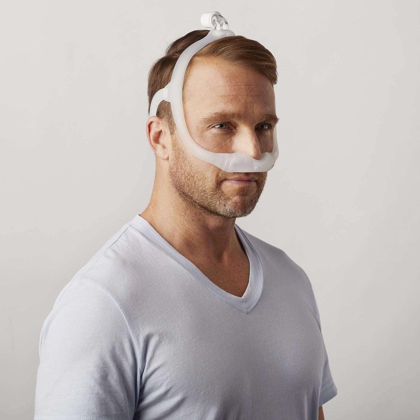 Un homme portant le DreamWear nasal