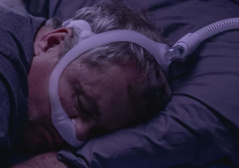 Un homme portant le DreamWear nasal