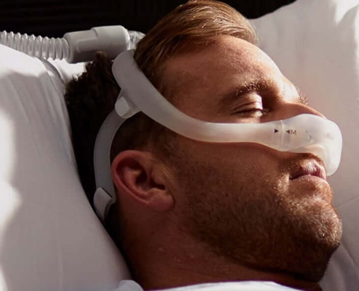 Un homme portant le DreamWear nasal