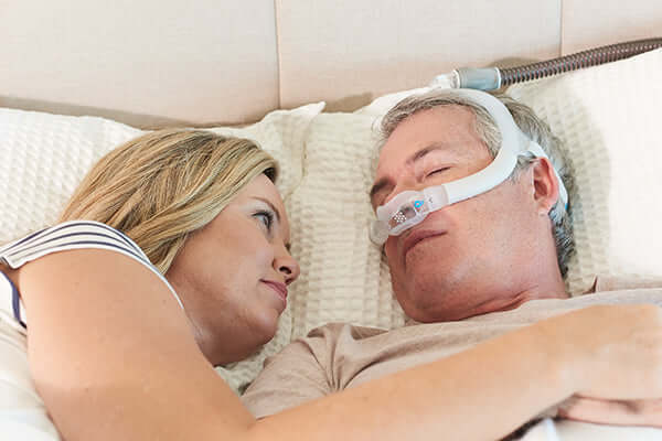 Un homme dort avec l'AirFit N30i