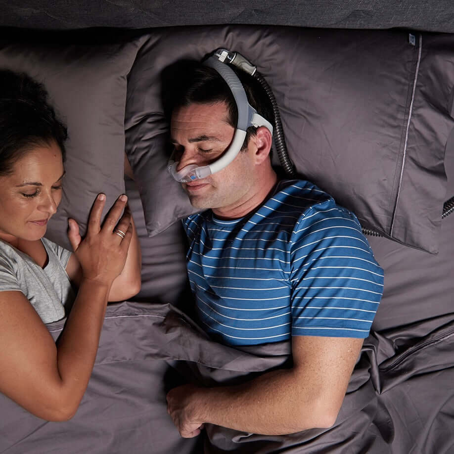 Un homme dort avec l'AirFit N30i