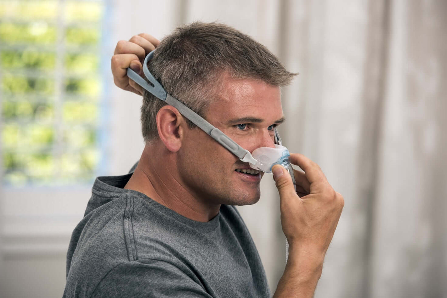 Un homme portant la masque Brevida