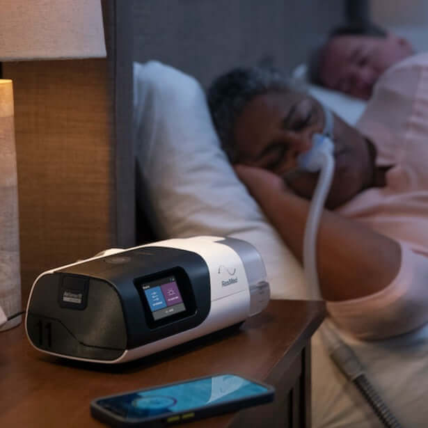 Un homme dort avec l'Airsense 11
