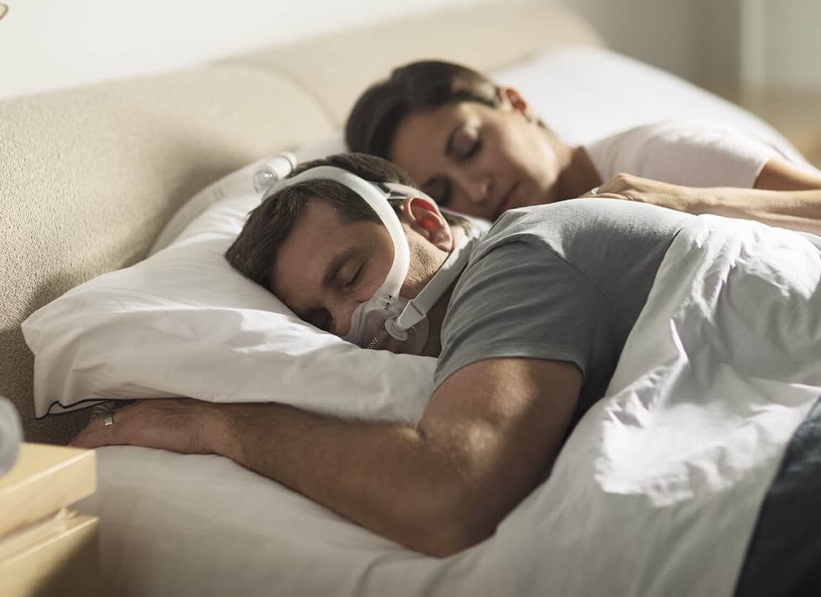 man sleeping with his dreamweaer mask by respironics
