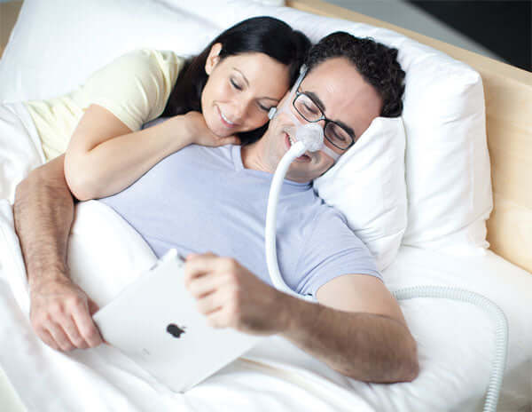 Un homme dort avec le Wisp de Respironics