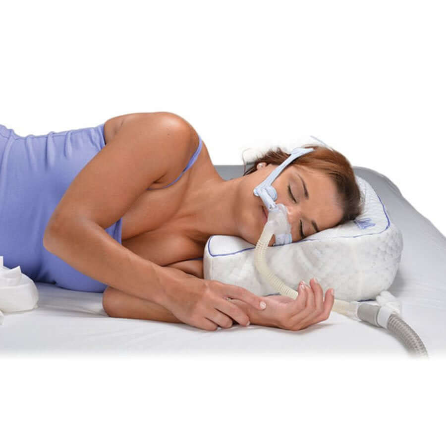 Une femme dors avec l'oreiller Contour CPAP 2.0 MAX