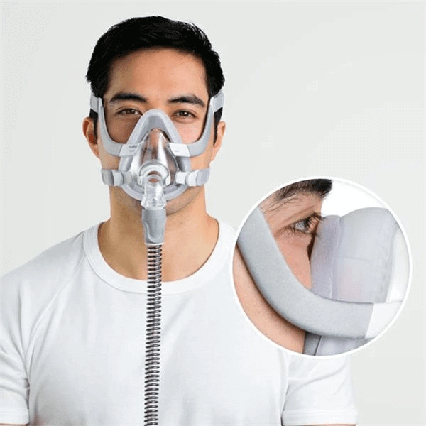 Un homme portant le masque facial AirTouch F20