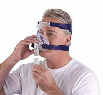 homme portant un masque Activa Lt en train d'attacher sa tubulure