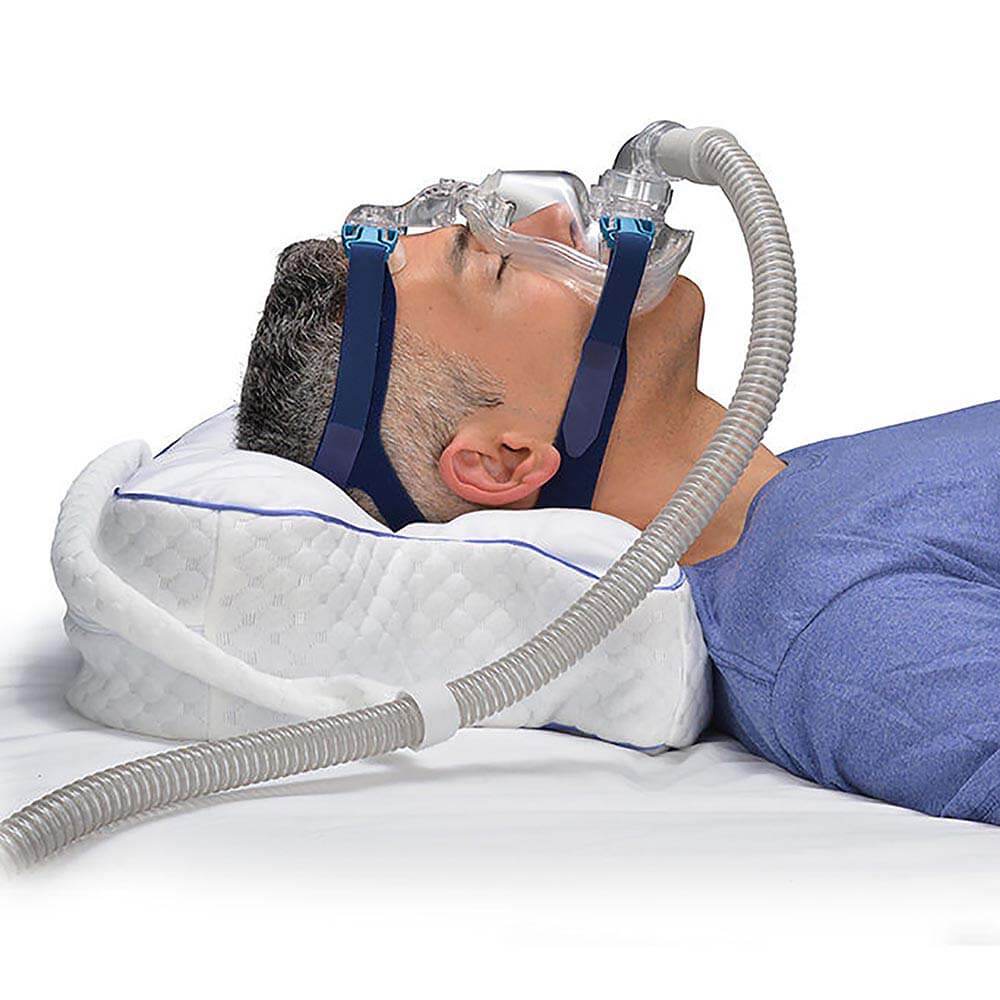 Un homme dors avec l'oreiller Contour CPAP 2.0 MAX