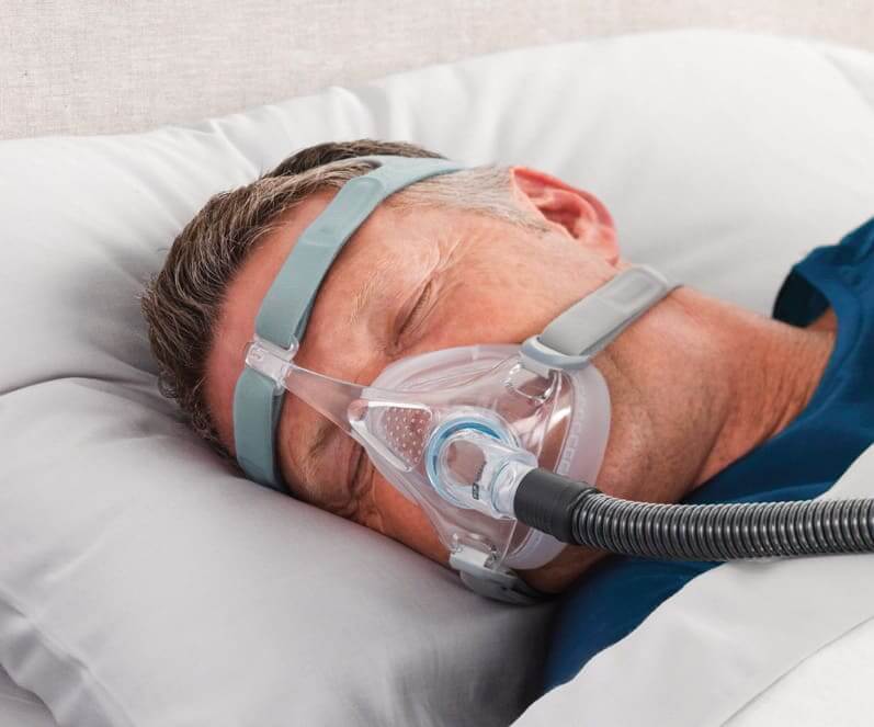 Homme portant un masque de Vitera