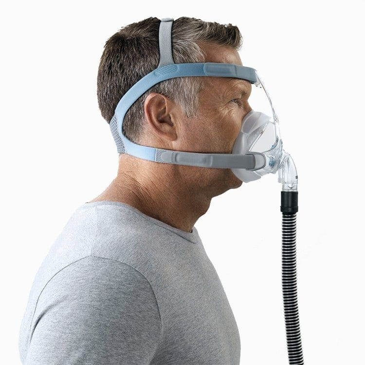 Homme portant un masque de Vitera