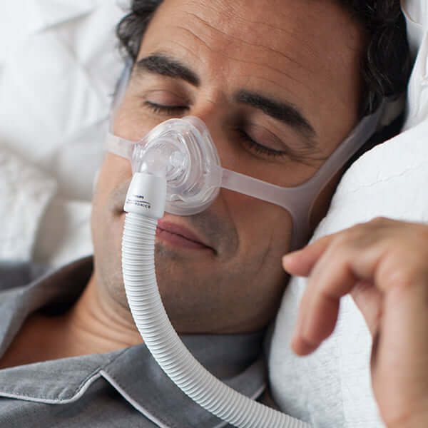 Un homme dort avec le Wisp de Respironics