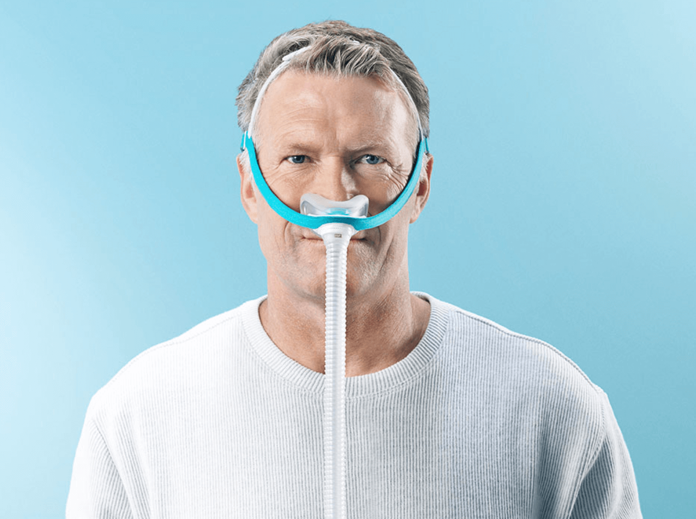 homme portant le masque Evora de Fisher et Paykel