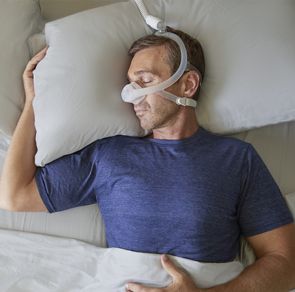 homme coucher au lit portant le masque Dreamwisp